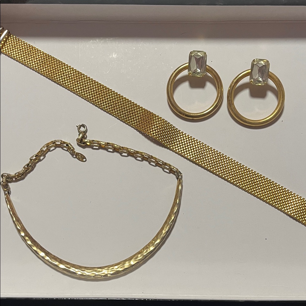 CHOKER NECKLACES. Goldtone vintage Jewelry & earrings